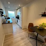 Nyrenoveret Med Balkon Og Parkering Esbjerg