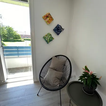 Nyrenoveret Med Balkon Og Parkering