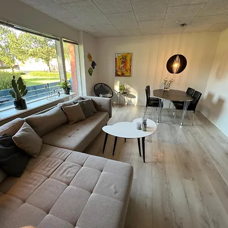 Nyrenoveret Med Balkon Og Parkering