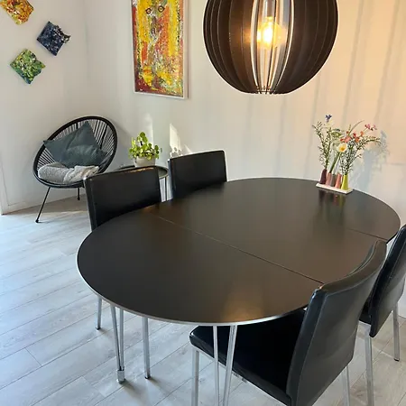 Apartment Nyrenoveret Med Balkon Og Parkering