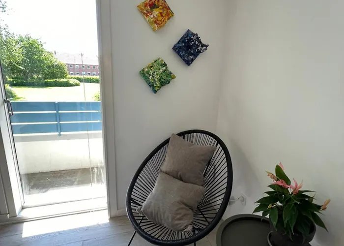 Nyrenoveret Med Balkon Og Parkering